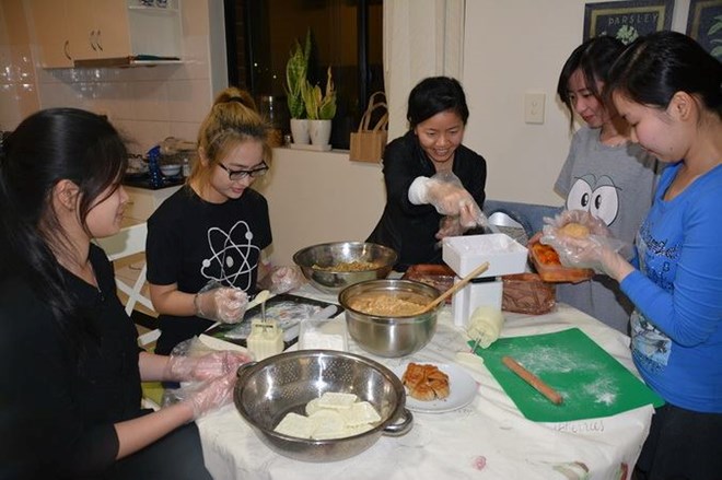 Overseas Vietnamese students in Australia selling moon cakes for charity